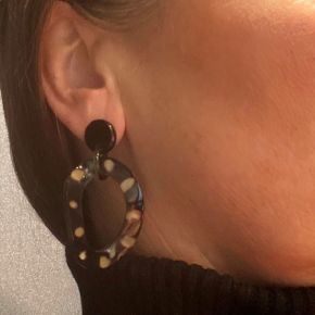 Gedraaide handgemaakte, buffelhoorn oorbel met stud 6 x 3.6cm., glans finish. Polkadot. Lichtgewicht.