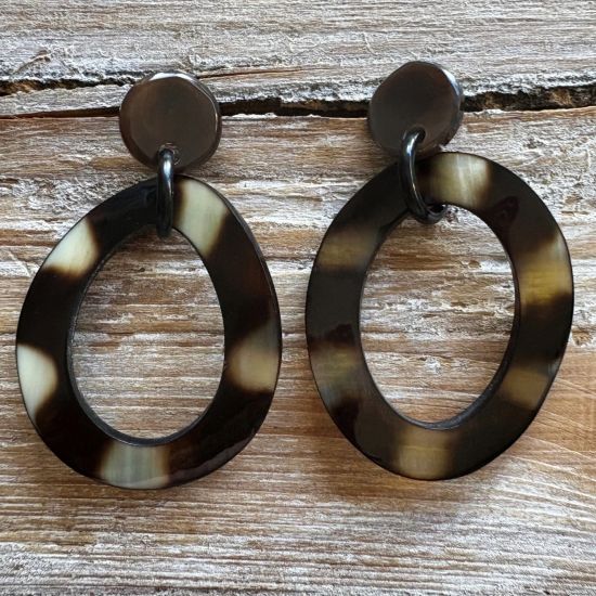 Gedraaide handgemaakte, buffelhoorn oorbel met stud 6 x 3.6cm., glans finish. Polkadot. Lichtgewicht.