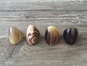 Stijlvolle handgemaakte buffelhoorn ring, gevarieerde tintjes. Glans finish +/-3cmt.