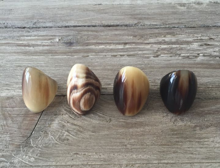 Stijlvolle handgemaakte buffelhoorn ring, gevarieerde tintjes. Glans finish +/-3cmt.