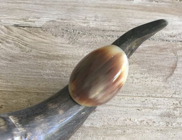 Stijlvolle handgemaakte buffelhoorn ring, gevarieerde tintjes. Glans finish +/-3cmt.