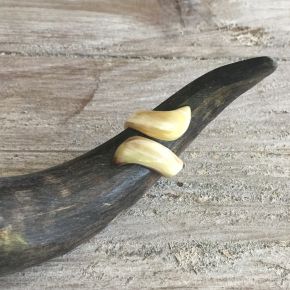 Handgemaakte gedraaide buffelhoorn ring, blond, hoog 3.0 cm glans finish. Lichtgewicht.