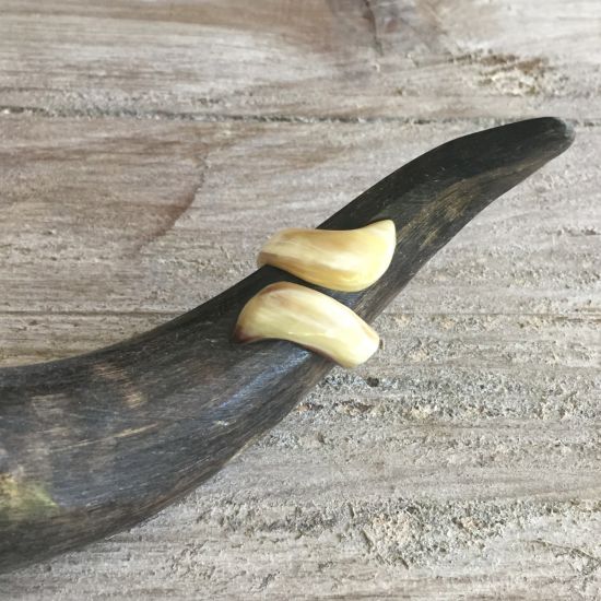 Handgemaakte gedraaide buffelhoorn ring, blond, hoog 3.0 cm glans finish. Lichtgewicht.