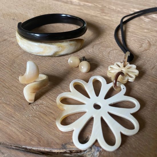 Handgemaakte gedraaide buffelhoorn ring, blond, hoog 3.0 cm glans finish. Lichtgewicht.