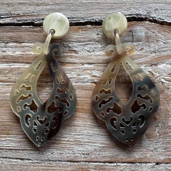 Sierlijk bewerkte buffelhoorn oorbellen 7.3x3.7cm, Various colors, shiny finish. Lichtgewicht.