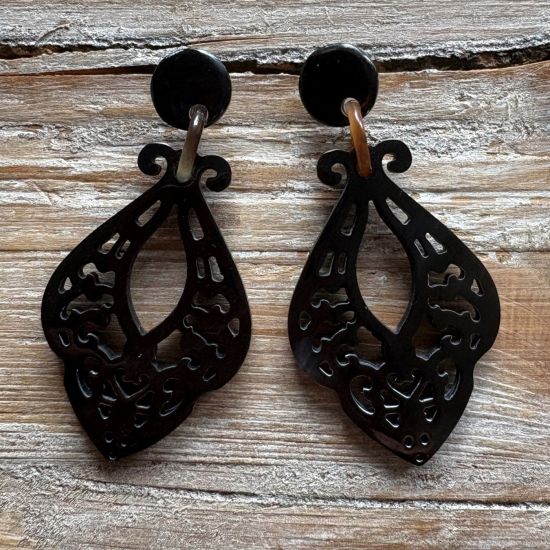 Sierlijk bewerkte buffelhoorn oorbellen 7.3x3.7cm, Various colors, shiny finish. Lichtgewicht.