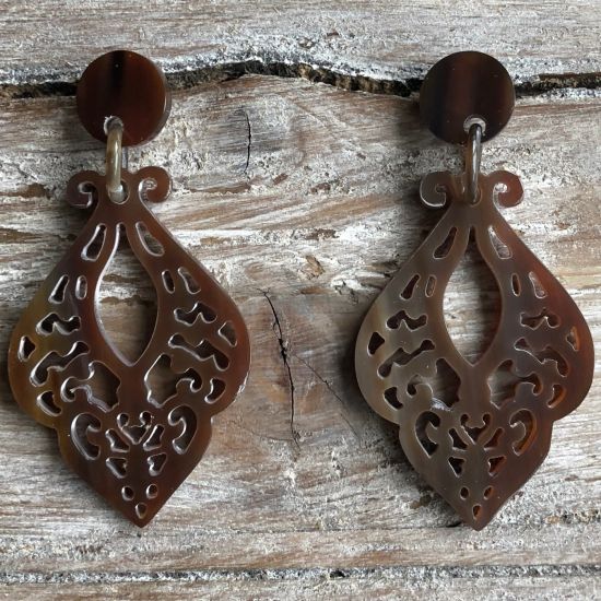 Sierlijk bewerkte buffelhoorn oorbellen 7.3x3.7cm, Various colors, shiny finish. Lichtgewicht.