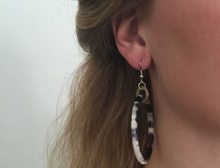 Handgemaakte buffelhoorn creolen, met haak, Ø 4-4.5cm. Gemixte tintjes, glanzend.