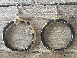 Handgemaakte buffelhoorn creolen, met haak, Ø 4-4.5cm. Gemixte tintjes, glanzend.