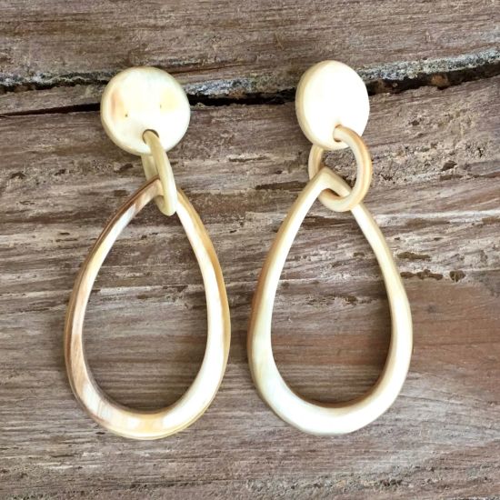 Handgemaakte oorbellen buffelhoorn. Gevarieerde tintjes, matte finish. Lichtgewicht.