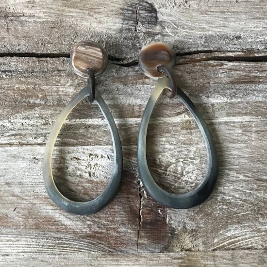 Handgemaakte oorbellen buffelhoorn. Gevarieerde tintjes, matte finish. Lichtgewicht.