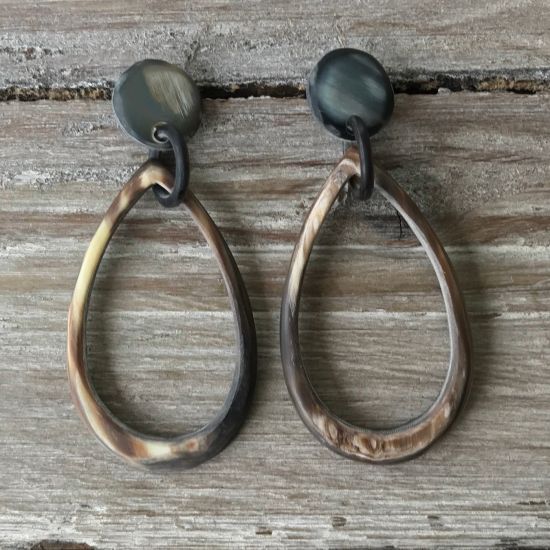 Handgemaakte oorbellen buffelhoorn. Gevarieerde tintjes, matte finish. Lichtgewicht.