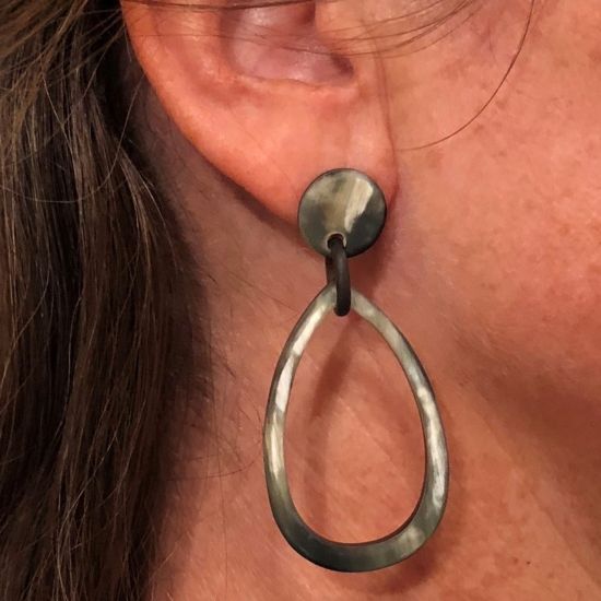 Handgemaakte oorbellen buffelhoorn. Gevarieerde tintjes, matte finish. Lichtgewicht.