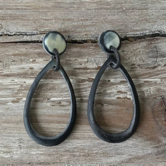 Handgemaakte oorbellen buffelhoorn. Gevarieerde tintjes, matte finish. Lichtgewicht.