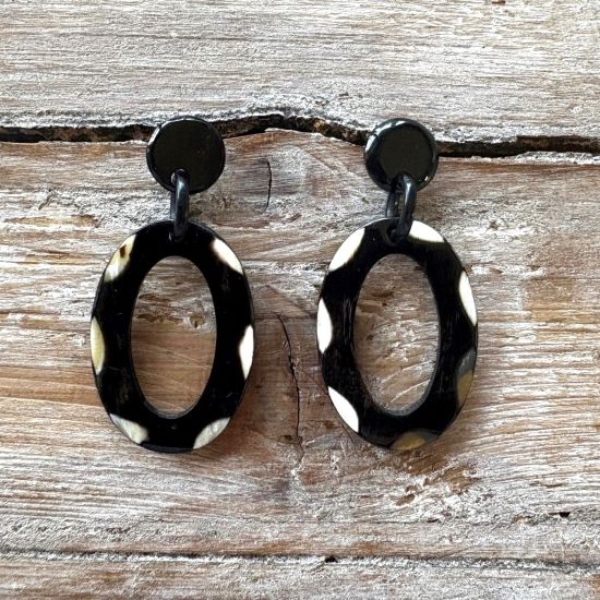 Handgemaakte, buffelhoorn polkakot oorbelletjes. Incl. stud: 6.2 x 2.9 cm. Glans finish. Lichtgewichtjes.