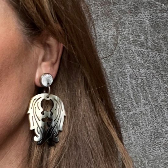 Handgemaakte oorbellen buffelhoorn 7cm x 4.2cm, glans finish. Zeer licht in gewicht.