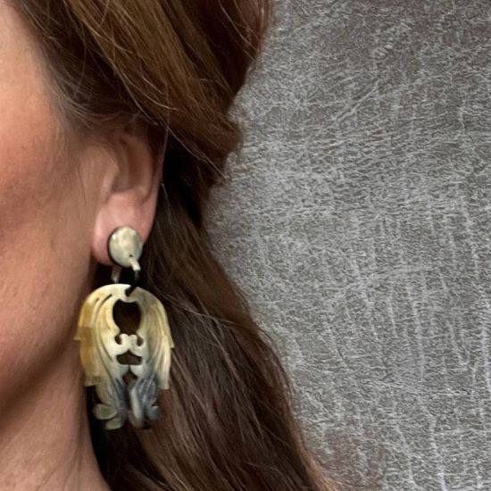 Handgemaakte oorbellen buffelhoorn 7cm x 4.2cm, glans finish. Zeer licht in gewicht.