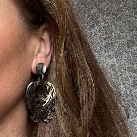 Handgemaakte oorbellen buffelhoorn 7cm x 4.2cm, glans finish. Zeer licht in gewicht.