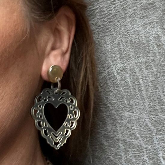 Handgemaakte hartvormige oorbellen buffelhoorn 8cm x 5.5cm, glans finish. Zeer licht in gewicht.