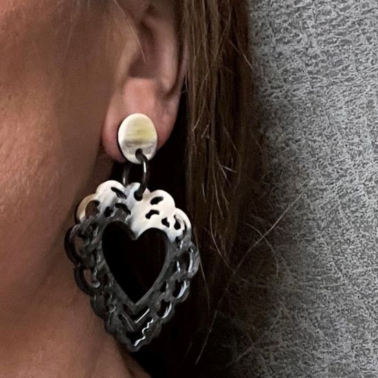 Handgemaakte hartvormige oorbellen buffelhoorn 8cm x 5.5cm, glans finish. Zeer licht in gewicht.