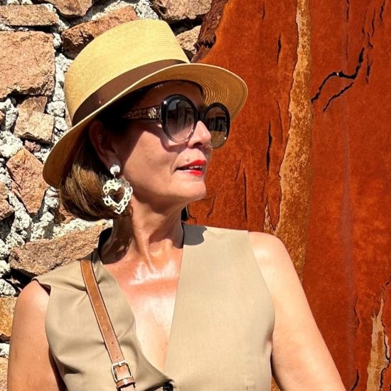 Handgemaakte hartvormige oorbellen buffelhoorn 8cm x 5.5cm, glans finish. Zeer licht in gewicht.