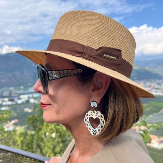 Handgemaakte hartvormige oorbellen buffelhoorn 8cm x 5.5cm, glans finish. Zeer licht in gewicht.