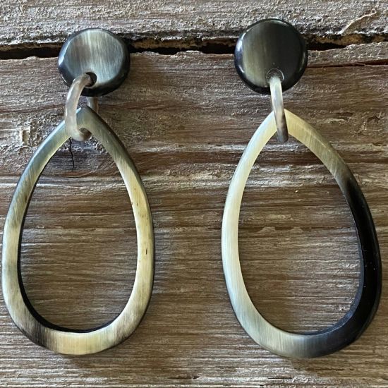 Handgemaakte oorbellen buffelhoorn 7x3cm, Gevarieerde tintjes. Glans finish. Zeer licht in gewicht.