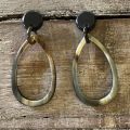 Handgemaakte oorbellen buffelhoorn 7x3cm, Gevarieerde tintjes. Glans finish. Zeer licht in gewicht.