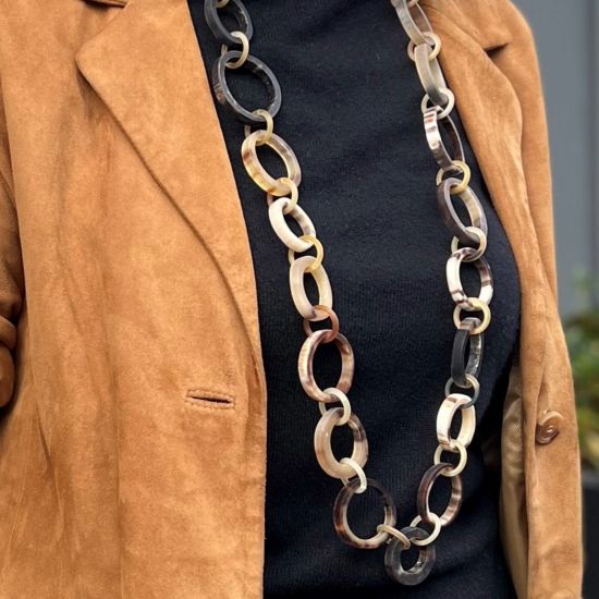 Prachtige handgemaakte ketting buffelhoorn. Matte finish, lichtgewicht. Lengte 116cm.
