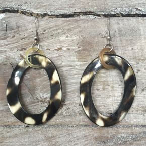 Gedraaide handgemaakte, buffelhoorn oorbel met haak 5x4cm, glans finish. Black/white. Lichtgewicht.