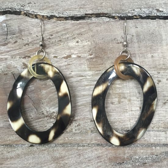 Gedraaide handgemaakte, buffelhoorn oorbel met haak 5x4cm, glans finish. Black/white. Lichtgewicht.