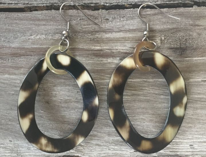 Gedraaide handgemaakte, buffelhoorn oorbel met haak 5x4cm, glans finish. Black/white. Lichtgewicht.