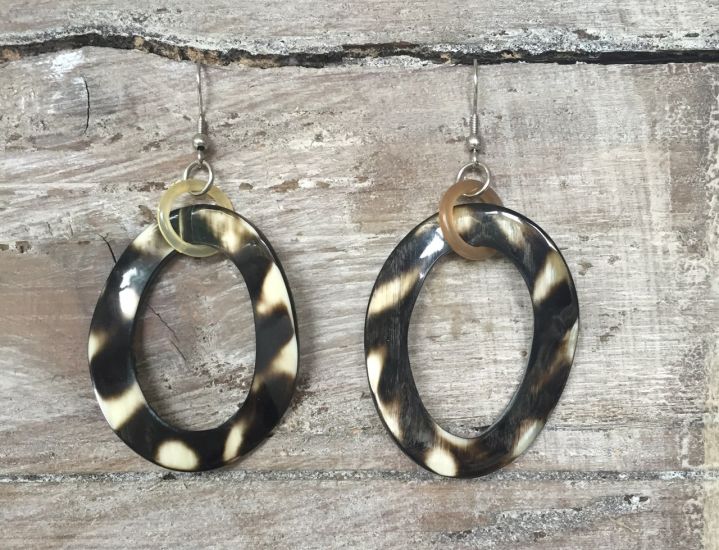 Gedraaide handgemaakte, buffelhoorn oorbel met haak 5x4cm, glans finish. Black/white. Lichtgewicht.