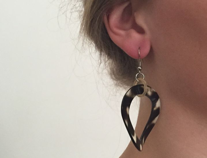 Gedraaide handgemaakte, buffelhoorn oorbel met haak 5x4cm, glans finish. Black/white. Lichtgewicht.