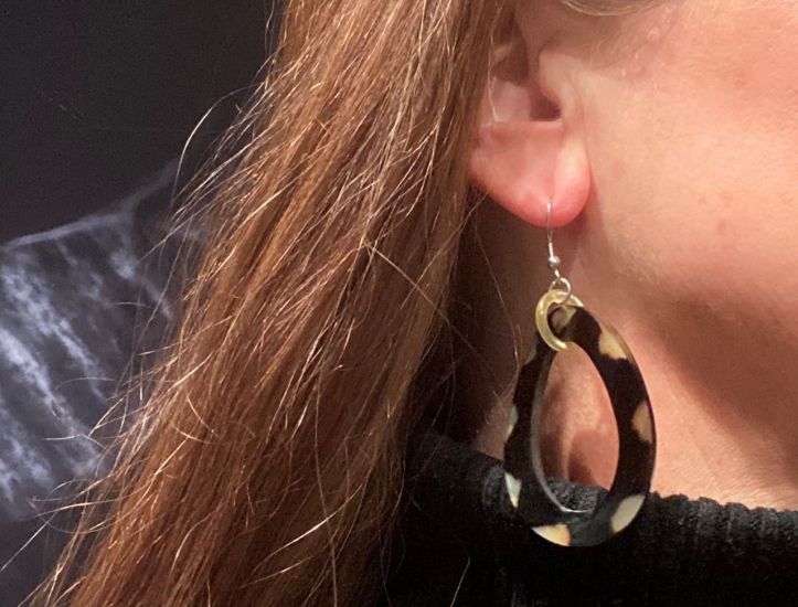 Gedraaide handgemaakte, buffelhoorn oorbel met haak 5x4cm, glans finish. Black/white. Lichtgewicht.