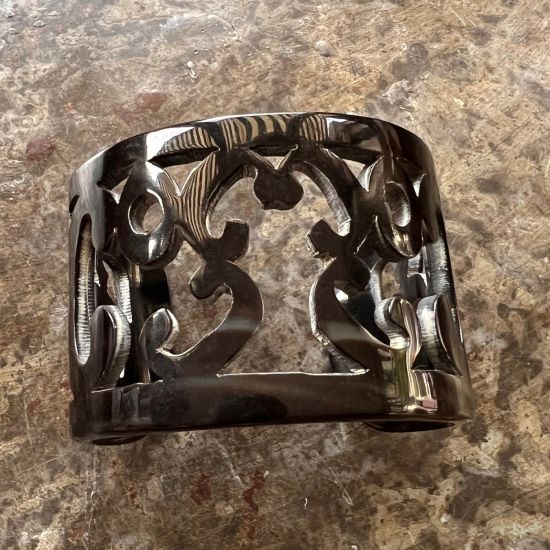 Sierlijk bewerkte buffelhoorn armband. Hoogte 5.5cm. Glans finish. Zeer licht van gewicht.