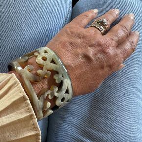 Sierlijk bewerkte buffelhoorn armband. Hoogte 5.5cm. Glans finish. Zeer licht van gewicht.