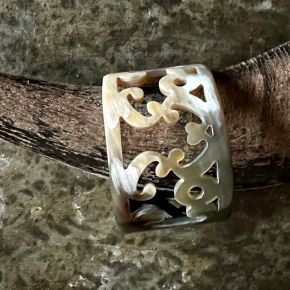 Sierlijk bewerkte buffelhoorn armband. Hoogte 5.5cm. Glans finish. Zeer licht van gewicht.