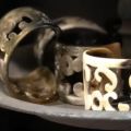 Sierlijk bewerkte buffelhoorn armband. Hoogte 5.5cm. Glans finish. Zeer licht van gewicht.
