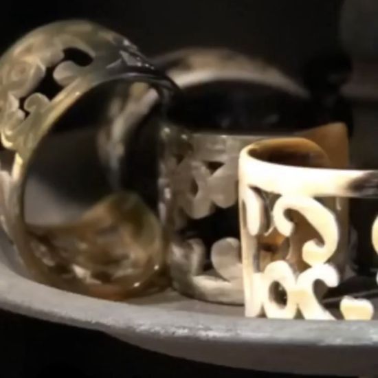 Sierlijk bewerkte buffelhoorn armband. Hoogte 5.5cm. Glans finish. Zeer licht van gewicht.