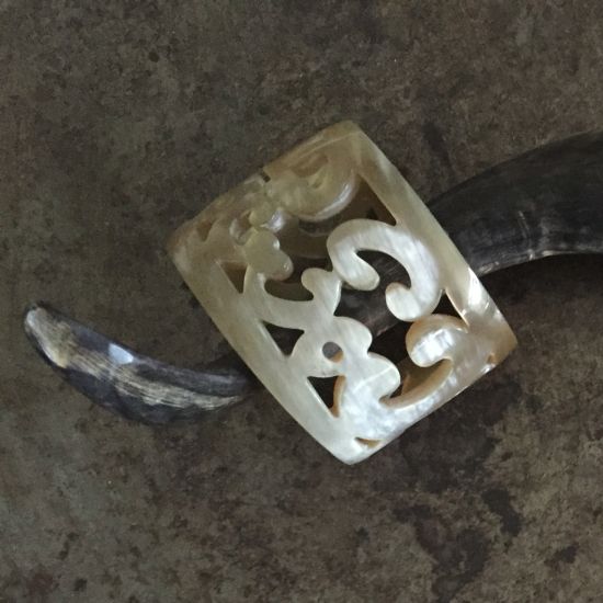 Sierlijk bewerkte buffelhoorn armband. Hoogte 5.5cm. Glans finish. Zeer licht van gewicht.