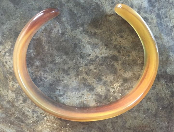 Armband buffelhoorn breed 1.8 cm. Glans finish. Zeer licht in gewicht.