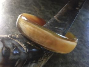 Armband buffelhoorn breed 1.8 cm. Glans finish. Zeer licht in gewicht.