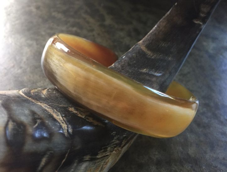 Armband buffelhoorn breed 1.8 cm. Glans finish. Zeer licht in gewicht.