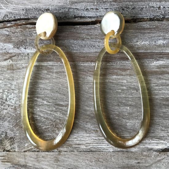 Handgemaakte oorbellen buffelhoorn 8 x 3cm. Variaties in kleurtjes. Glans finish. Licht in gewicht.