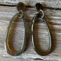 Handgemaakte oorbellen buffelhoorn 8 x 3cm. Variaties in kleurtjes. Glans finish. Licht in gewicht.
