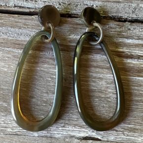 Handgemaakte oorbellen buffelhoorn 8 x 3cm. Variaties in kleurtjes. Glans finish. Licht in gewicht.