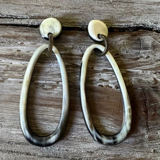 Handgemaakte oorbellen buffelhoorn 8 x 3cm. Variaties in kleurtjes. Glans finish. Licht in gewicht.