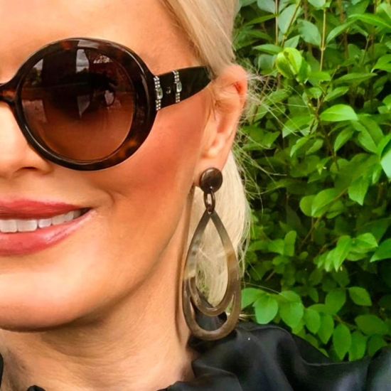 Handgemaakte oorbellen buffelhoorn 9.5 cm. Bruine tinten, Glans finish. Zeer licht in gewicht.