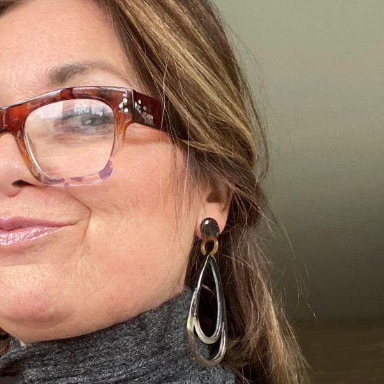 Handgemaakte oorbellen buffelhoorn 9.5 cm. Bruine tinten, Glans finish. Zeer licht in gewicht.